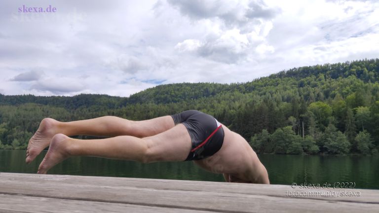 Seehupfer-Selfie - Austria
Die Seehupfer-Selbstaufnahme mit Timer war tatsächlich beim ersten Versuch geglückt.

Mein Smartphone war angelehnt an meine Badelatschen und auf 5 Sekunden Auslöseverzögerung eingestellt (also kein Stativ !). Dann hatte ich ausgelöst, versucht auf dem Badesteg passend los zu laufen und in den See zu springen.

Und voila !

Ort / Zeit : Rauschelesee in Kärnten, August 2022
[ IMG_20220820_150513_rauschelesee_seehupfer_sprung_selfie_timer_favor ] 
Schlüsselwörter: rauschele see, 2022