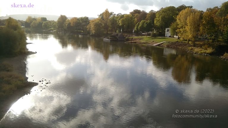 Malerische Weser
Man könnte fast meinen es sei ein Gemälde aus der Landschaftsmalerei. Es sieht so sanft gepinselt aus mit dezenter Spiegelung auf dem Wasser.

Das Foto zeigt die Weser bei Minden mit Blick auf die Schiffsmühle und links auf dem Bergrücken des Wiehengebirges das Kaiser-Wilhelm-Denkmal an der Porta Westfalica.

Aufnahmeort: Glacisbrücke Minden, 2016

[ 20161029_135921_bad-oeynhausen_malerische-weser_minden-schiffmühle_IMG ] 
Schlüsselwörter: weser, 2016