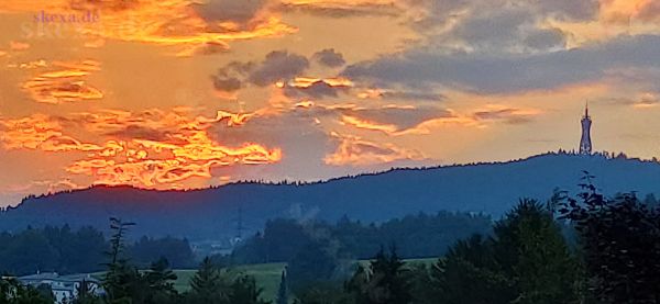 2020_Feuer-speiender-Drache-am-Abendhimmel_Woerther-See-Pyramidenkogel
Wolken und das Sonnenuntergangslicht formen einen Feuer speienden Drachenkopf am Pyramidenkogel (Wörther See)
Schlüsselwörter: Austria;2020;Drache