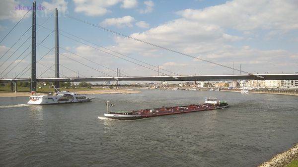 Düsseldorf - Rhein und Rheinkniebrücke
2017 [20170429_165129_Duesseldorf-Rhein.jpg]
