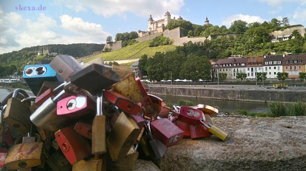 Würzburg - Alte Mainbrücke - Blick auf Festung Marienberg Festung / Liebesschlösser
2017 [f.album: 20170616_1105-Wuerzburg-Festung.jpg]
