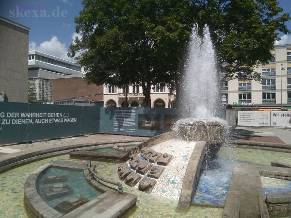 Köln - Opernbrunnen an der Baustelle der Kölner Oper am Offenbachplatz mit 4711-Hintergrund
2018
