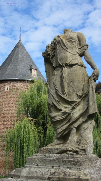 Kopflose Statue - Schloss Hueth bei Emmerich
2018 [IMG_0621-a] Radtour
