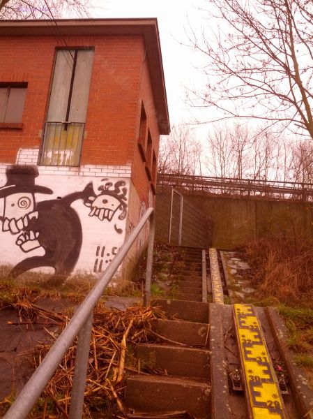 Troisdorf Siegufer - Sieg-Pegel Mendener Strasse - Pegelhaus mit Transportseil und Graffiti 
2013
