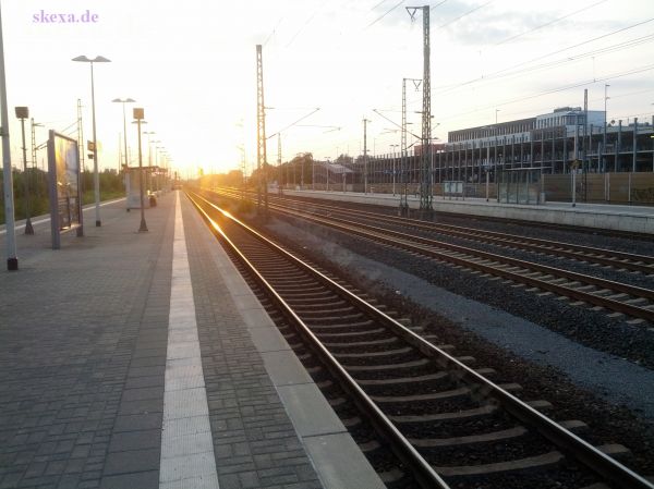 Tiefstehende Sonne am leeren Troisdorfer Bahnhof
2013
