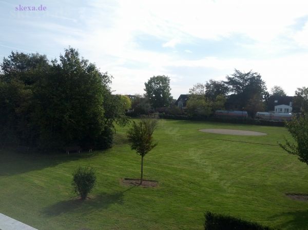 Troisdorf - Blick aus St. Johannes Krankenhaus auf Grabenstrasse und Kesselwagen auf dem Industriegleis - Güterverkehr der RSVG
2014
