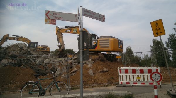 Abriss der Straßenüberführung Mendener Strasse über der Bahnstrecke Troisdorf-Bonn an der Sieg in Troisdorf Friedrich-Wilhelms-Hütte
Abriss Juli 2017 / Fertigstellung der neuen Autobrücke war im Sept. 2019 - Ausbau für die S13
